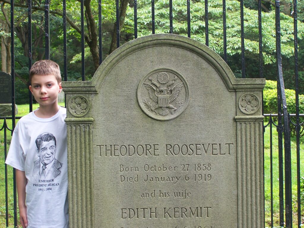 Kurt posed with gravestone